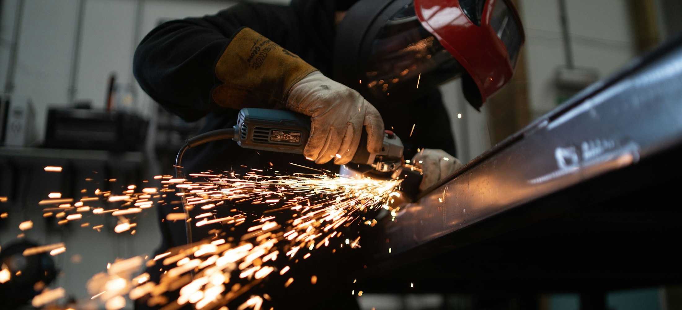 Metallbearbeitung mit Funkenflug in der Werkstatt